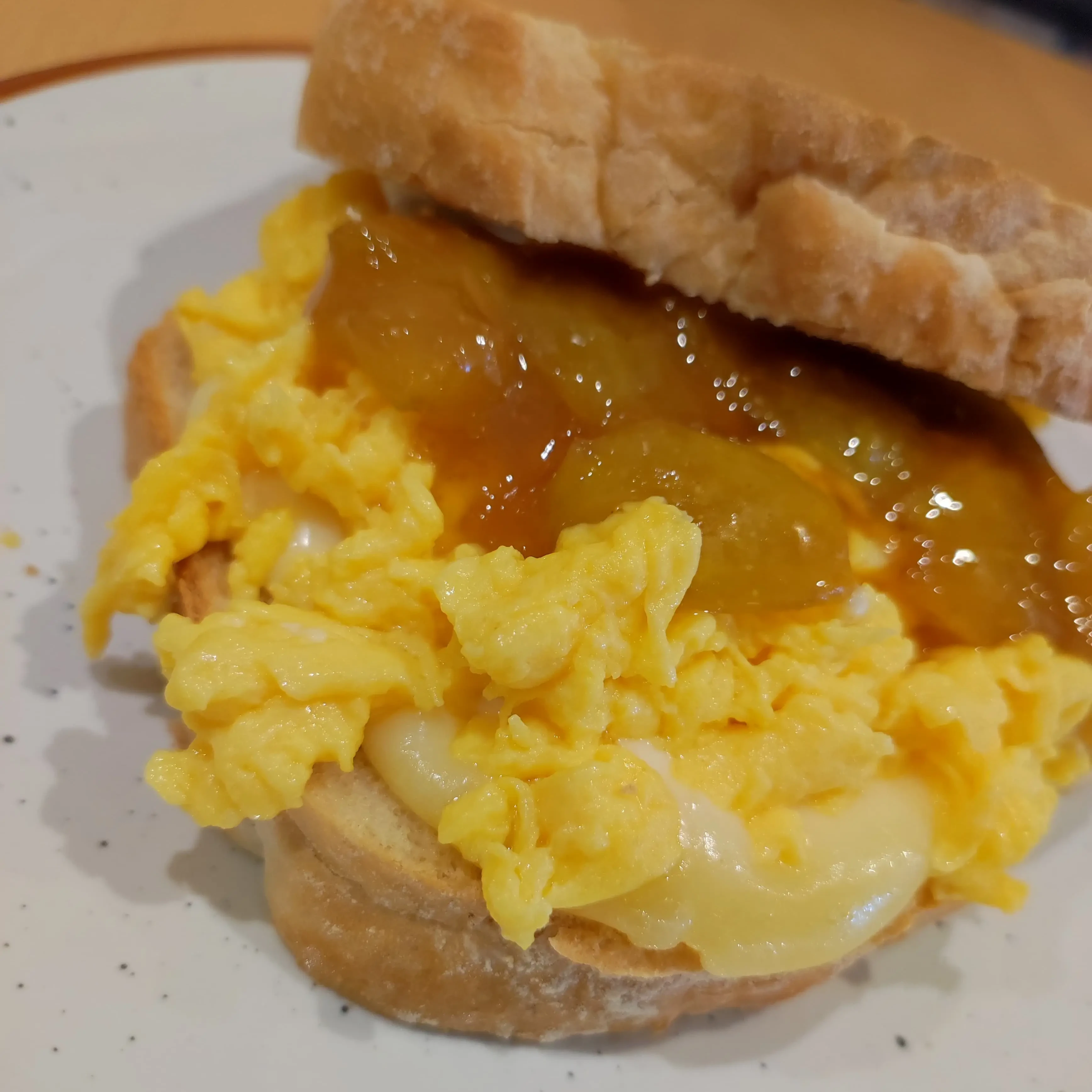 Sandwich de Ovos Revoltos e Confitura de Figos e Laranxa