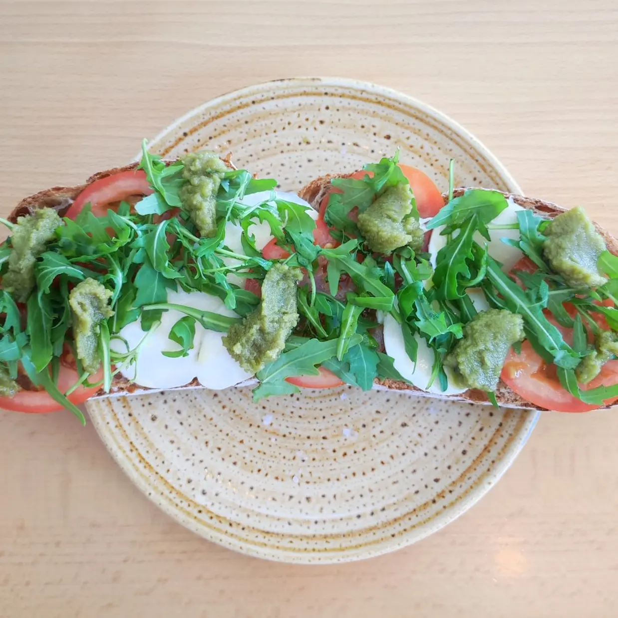 Tosta de Mozzarella e Pesto de Avelá