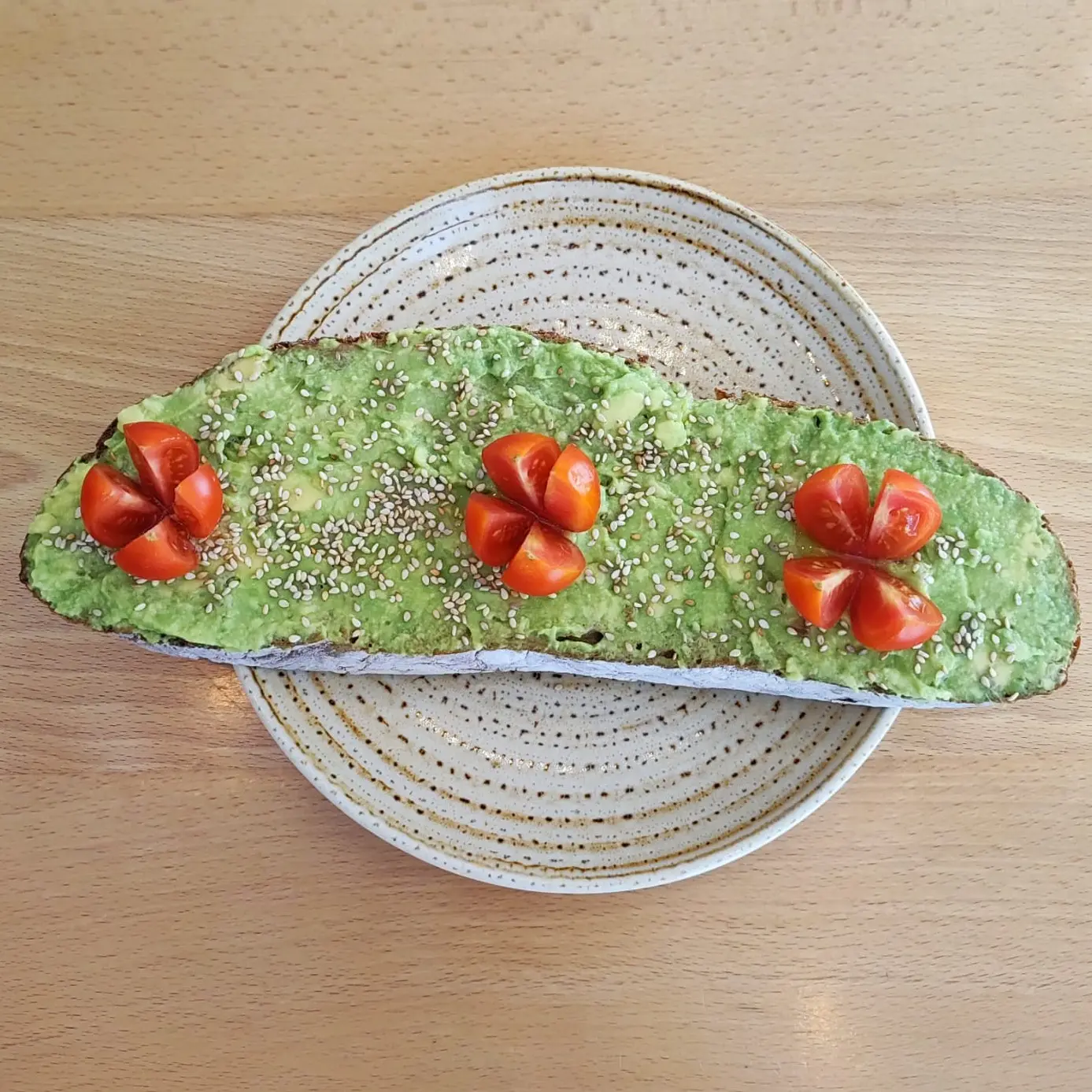 Tosta de Aguacate, Cherris e Sésamo.